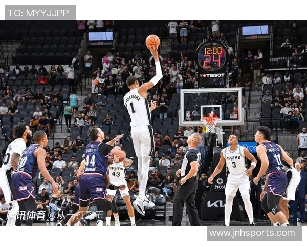 2米26控卫文班亚马展现全能球技助攻队友三分球精彩瞬间 2米26控卫文班亚马展现全能球技助攻队友三分球精彩瞬间